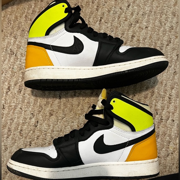 Air Jordan 1 Retro High OG "Volt Gold" sneakers - Picture 4 of 4